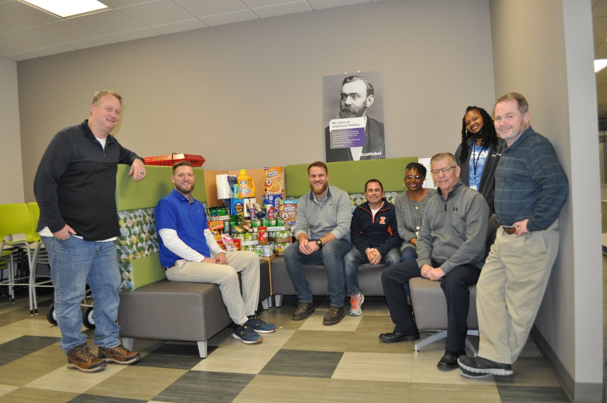 AkzoNobelUS's tweet photo. We are delivering #holiday cheer with North America #food drives collecting 1,200 pounds of groceries for local food pantries. https://t.co/LpswZR1d8k