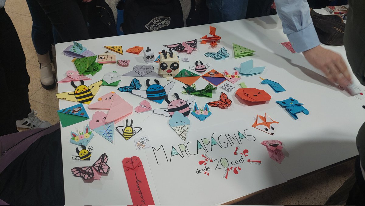 JOSEALB65's tweet photo. 2 sesión del "mercadillo de ideas" en el @IESRamonyCajalV. Los emprendedores dan rienda suelta a la #creatividad y la #originalidad para atraer a sus clientes potenciales.#ADE_RyCEmprende @DGM_aldo @SandeeA @mriveraz65 #APECYL #MEFP_EmprendimientoCyL @FundacionEFCL https://t.co/kTMdQvo3T2