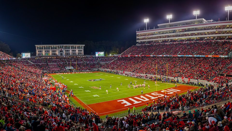 Efrem_White11's tweet image. Excited to receive my 1st offer from NC State! @statecoachD @vbfootball #1pack1goal #WeAreVero