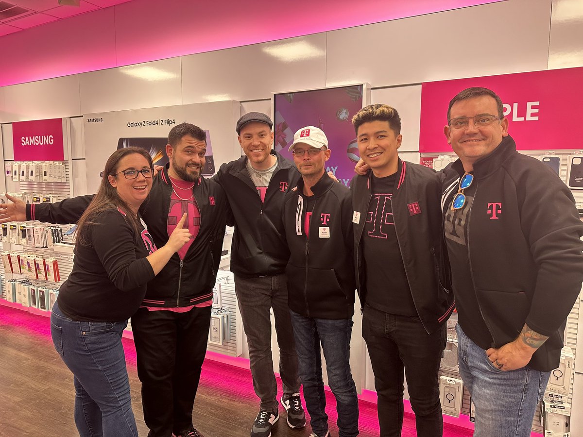 Jill_Irving22's tweet photo. Me with the kings of Kings. The monarchy π just missing the rest of the team, my royal family π
#queensofkings #kingsofkings #tmobilelife #newstorenewteam @MrDennisJones @_davidmiller1 @SkyieTheLovely https://t.co/sON67JW9Gv