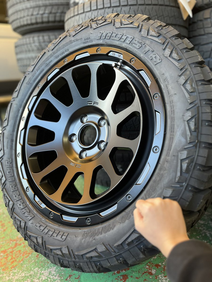 tirefitter_'s tweet photo. ゲレンデタイヤ交換❣️
モンスタタイヤの
『マッドウォーリアー』🧌❤️🔥
名前からしてイカつい🤣💦
285/50R20、ホイールもイケイケ✨
#タイヤ交換
#ホイール交換
#monsta
#mudwarrior
#マッドタイヤ
#モンスタタイヤ
#g63
#ゲレンデ https://t.co/oiwuy1fWwA