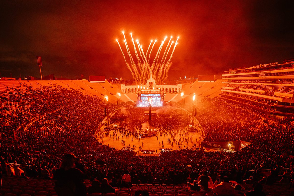 TheEDMNetwork's tweet photo. .@kx5official made dance music history at the LA Coliseum this past weekend 🔥 @kaskade @deadmau5

🔷 The largest single-day concert headlined by an electronic music act ever in North America
🔷 The world’s biggest ticketed headliner dance event of 2022 🎉

📸: @brian_rapaport https://t.co/D4fO7Ao7cP