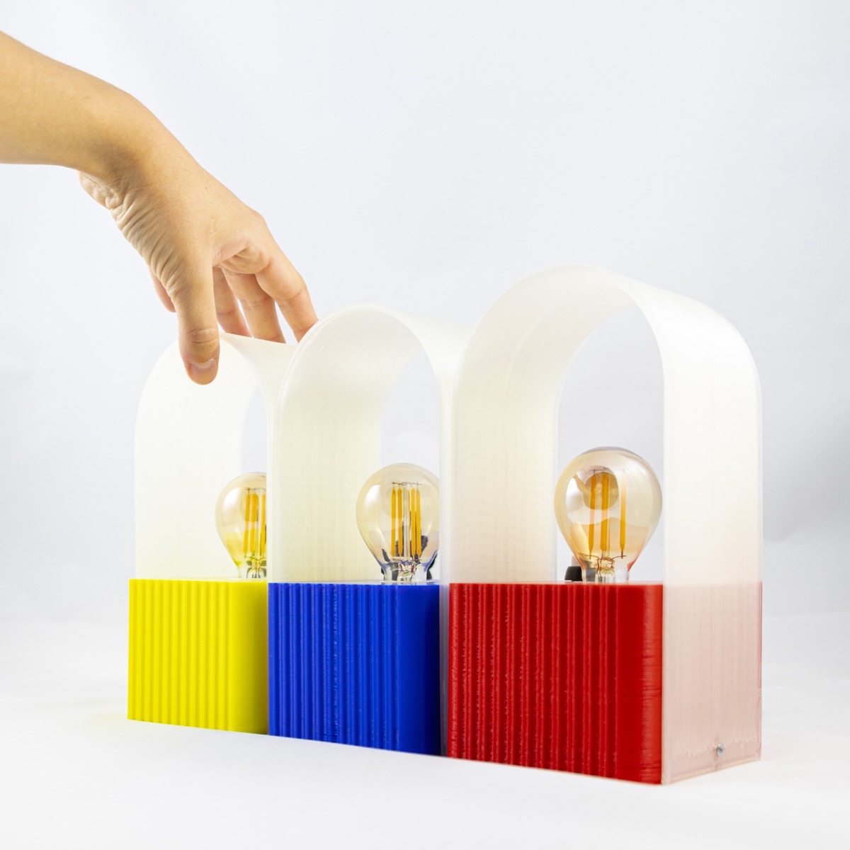 paulofernandezf's tweet photo. @ClapForMarta Otra buena idea: artículo artesanales impresos en 3D con material biodegradable de kalamit.
https://t.co/L2kfwkI0fe

¡Los pendientes y la lámpara molan mucho! https://t.co/neB6l4L6SA