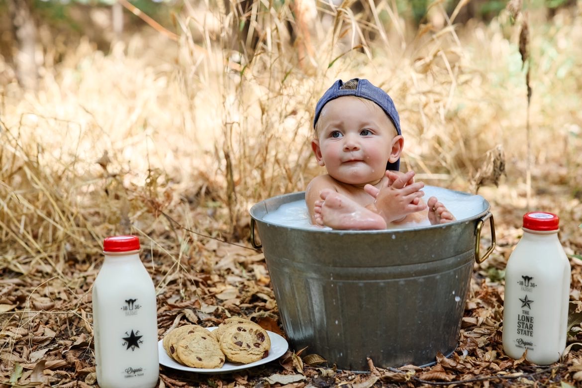 Have yourselves a dairy little Christmas 🎄 

Celebrating the holiday season with organic milk &amp; cookies, is the best way to spread love and cheer!