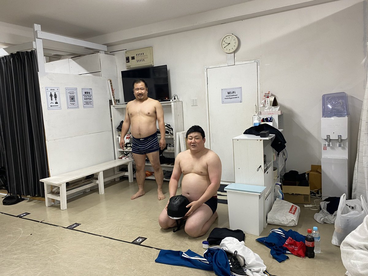 iguchifamily's tweet photo. YouTube公開されました😎
重量級ダンスバトル👊
バーガー🍔のセコンドにつかせて頂きました🐙
面白過ぎるから見て😂👇
https://t.co/ZouwXs5otl

めちゃくちゃ楽しかったーーー🥳
ありがとうございました❤️‍🔥
お疲れ様でした🐷💕
#拡散希望 https://t.co/43cAxl0iMg