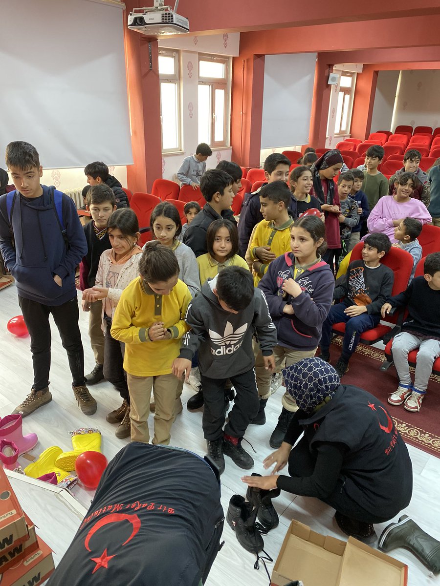dorakubrayildiz's tweet photo. Van/Edremit ♥️ @1paketmutluluk eskiler çöpe yeniler ayağa https://t.co/od60hXyxoT