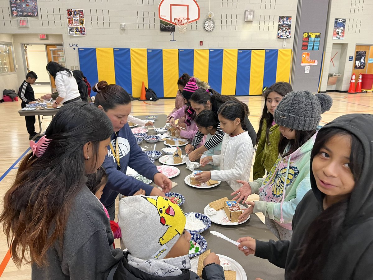 keYESclub's tweet photo. Gingerbread houses!!!  Parents came out and we had a blast.  Best lineup of houses we’ve ever had. Way to go!! @APS_ProjectYES @MrKingMikey @EscuelaKeyAPS @APSKEYPE https://t.co/ik3fr6JX3N