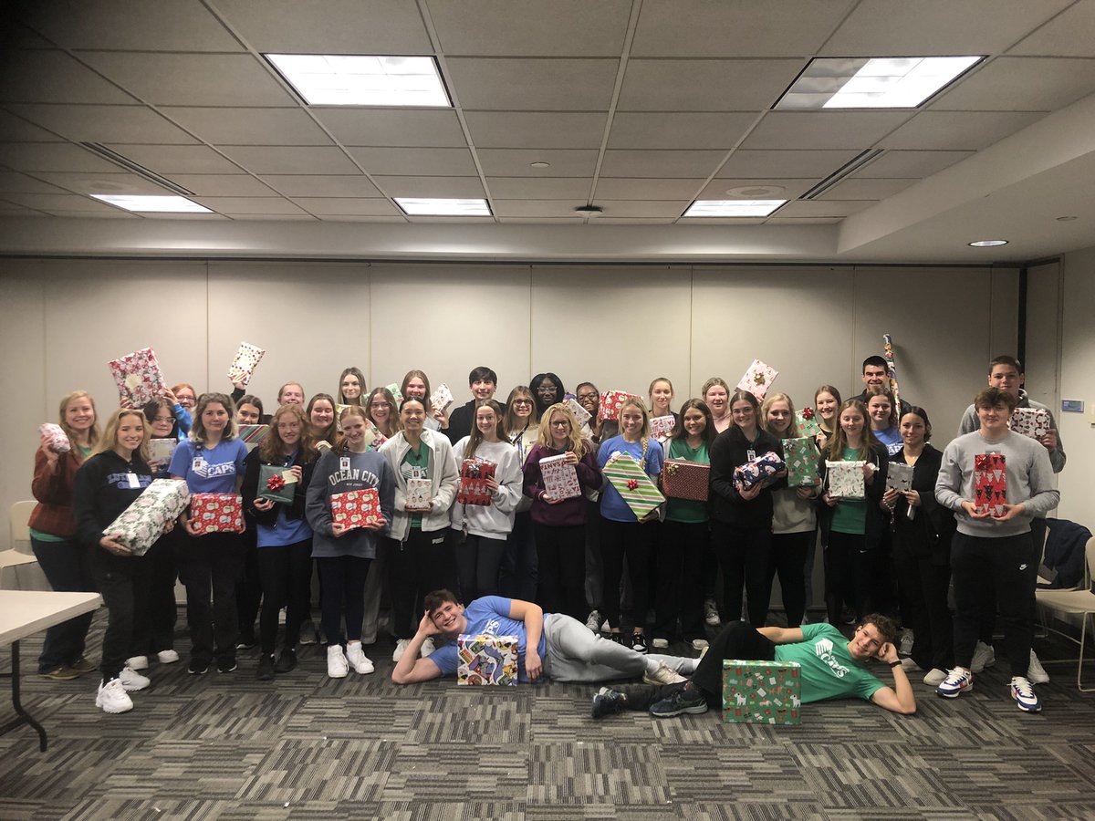 SCCMOPD's tweet photo. We would like to thank everyone who helped us with our Santa Cops and Happiness for Harper toy wrapping event. Over 1,000 toys were unloaded & wrapped & it could not have been done w/out the help of many in our community. See https://t.co/0WMD68KARp to read more.#SCCCommunity https://t.co/nZzE485zLi