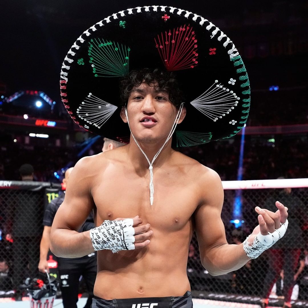 weshoutmedia's tweet photo. Raul Rosas Junior @RaulRosasJr8 merupakan fighter termuda yang pernah di kontrak @ufc dalam sejarah. Pria ini lahir pada 8 Oktober 2004.
Pada pagelaran #UFC282 dia melalukan debutnya di UFC. 

#raulrosasjr #UFC282 #UFC #ufcfighter #Brazil #youngman #MMA2022 https://t.co/KlgteIUwas