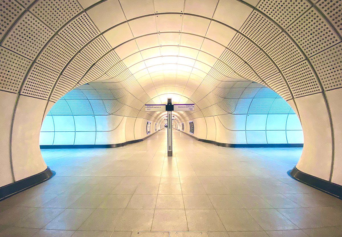 MrTimDunn's tweet photo. I’ve lived up in town for nearly 20 years because I love the energy, the buzz; but the Covid-era has shown me that our city silent has much beauty too. Tonight, with rail strikes, I imagine I’d hear a pin drop here in Moorgate’s Northern line to Elizabeth line platforms tunnels https://t.co/WkRGnhTZWe