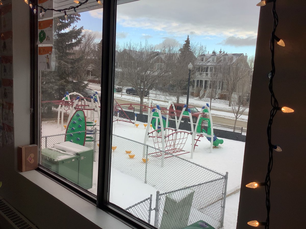 Voici la photo prise par la fenêtre d’une autre classe de CP (notre classe n’a pas de fenêtre !). 
La classe
#EQ02 #Twoulipo #ParLaFenêtre2023