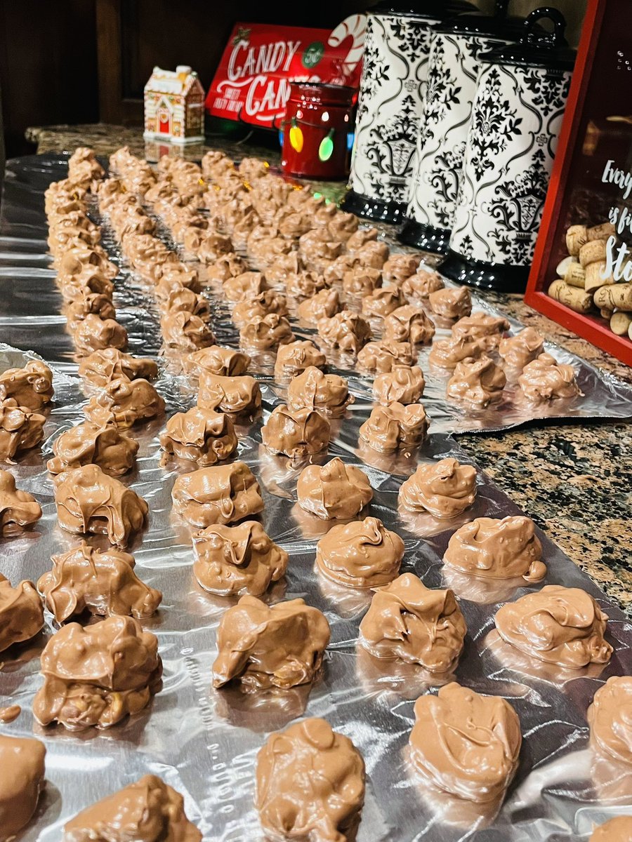 lariecosby's tweet photo. We must power through and be festive ♥️🎄🎅🏻💚 #MerryandBright  #allthecandy https://t.co/N5dMRImeSW