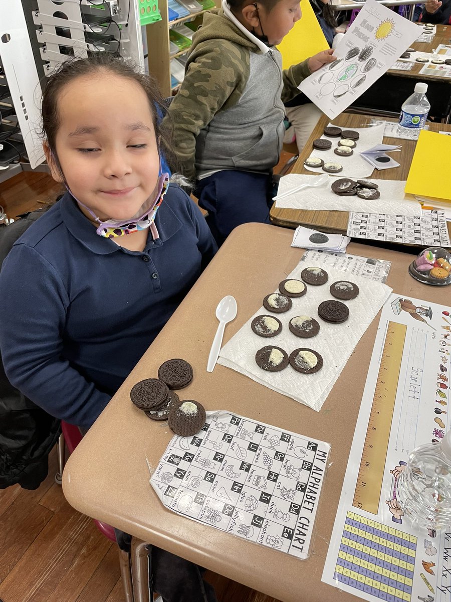 We had so much fun making the moon phases with Oreos today!@ENunez___
