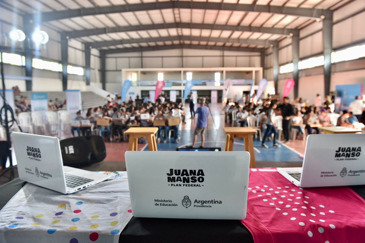 Esta tarde acompañé a <a href="/minsaurralde/">Martín Insaurralde</a>, <a href="/FACUNDOIDIZ/">Facundo Diz</a> y <a href="/smaggiotti/">Santiago Maggiotti</a> en una nueba entrega de 267 Notebooks a Alumnos de cuatro escuelas de Navarro.

Convencidos de que el programa #ConectarIgualdad va a ayudarlos en el proceso de aprendizaje y estimular su desarrollo y creatividad.