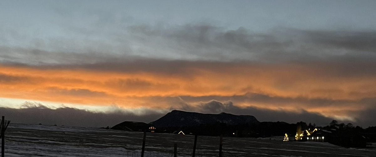 Estes skies glowing above the #ContinentalDivide   Night all ..