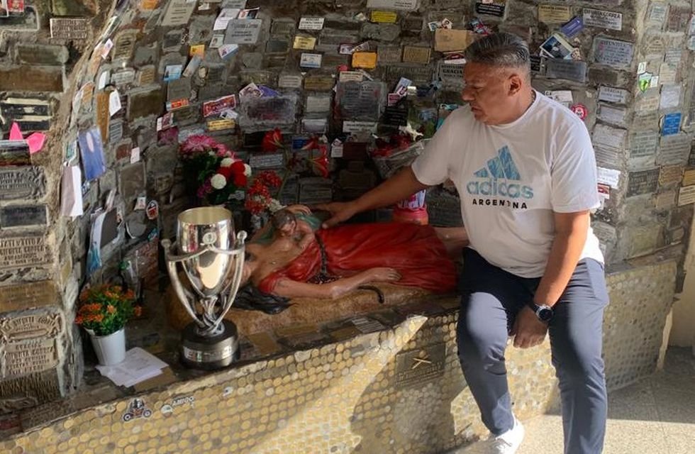facundodellaqua's tweet photo. Gente, ustedes le tienen miedo a la magia negra francesa, a los pactos con el diablo y las almas sacrificadas por oscuras sociedades secretas y nosotros tenemos de nuestro lado a CLAUDIO FABIÁN TAPIA, ESCUDO ESPIRITUAL NACIONAL, INQUEBRANTABLE TERMO RELIGIOSO. 

NO PASARÁN. https://t.co/zXhLiumWWL