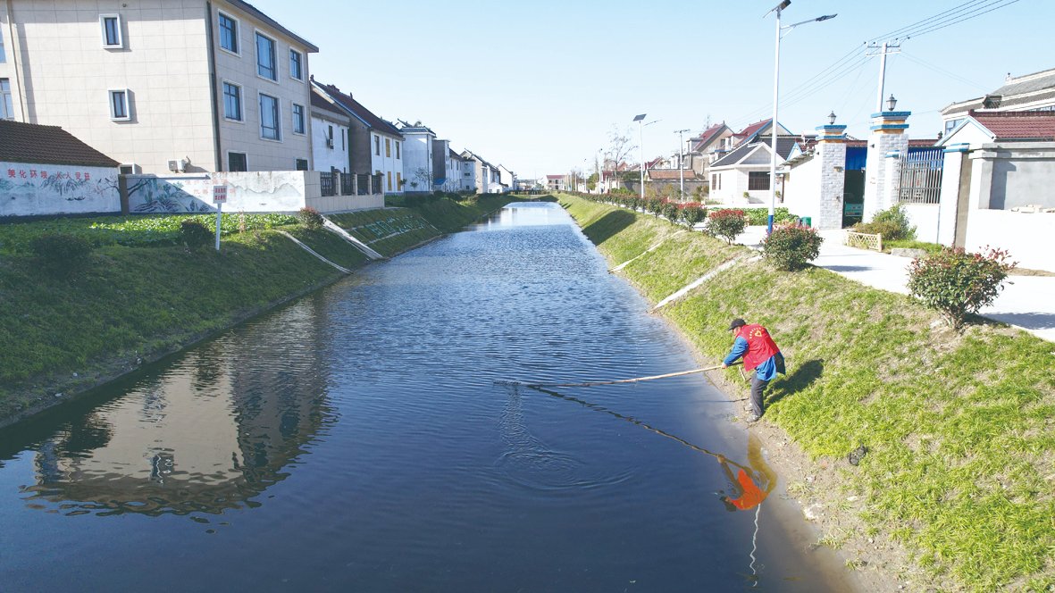 RugaoCity's tweet photo. We enjoy our clean #environment and #waterways thanks to the hard work of our #volunteers. Look, a volunteer in #Motou Town, #Rugao, #Jiangsu Province, is cleaning up the creek that runs through the village.
#rural_development #Country https://t.co/nIELD1WiBN