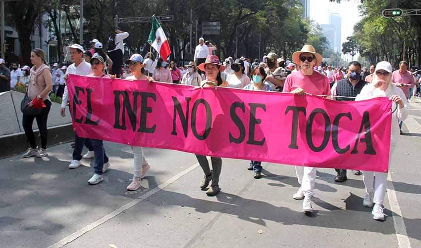 revistavyvmx's tweet image. 💪 📸 No te puedes perder nuestro #PoderdelaImagen, una serie de fotografías que relatan lo sucedido en la marcha por la defensa del #INE. Las personas salieron a manifestarse y ahí nos dimos cita para documentar lo sucedido 🤓
📷 vozyvoto.com.mx