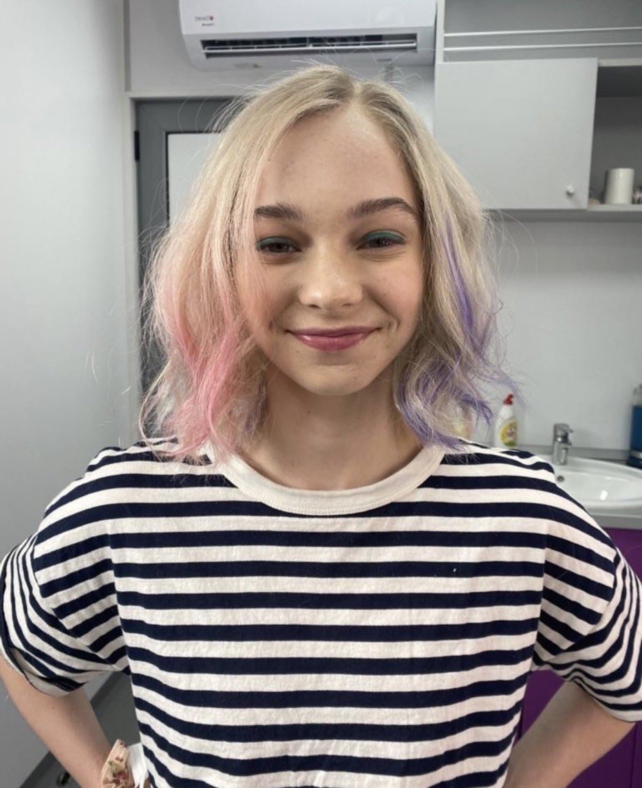 dailywencIair's tweet photo. wednesday allowed for enid to borrow her clothes just this once 🤍🖤 https://t.co/hwoBdfj7ns