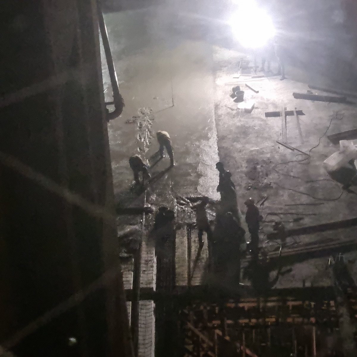 minervadelia's tweet image. 8:26 pm y la desgracia del #enchufateconTraki de @UrbCigarral sigue vaciando concreto, como si van a terminar el edificio, enorme por cierto, ya comenzaron con el 3er y 4to piso. El ruido, ensordecedor y las alergias al límite @eliasayegh @ElHatillo @ElHatillano