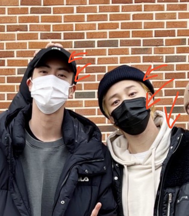 taesoothe's tweet photo. Jimin changed his weverse profile picture to the selfie he took when they were saying goodbye to Jin :( https://t.co/wzda2D5Atw