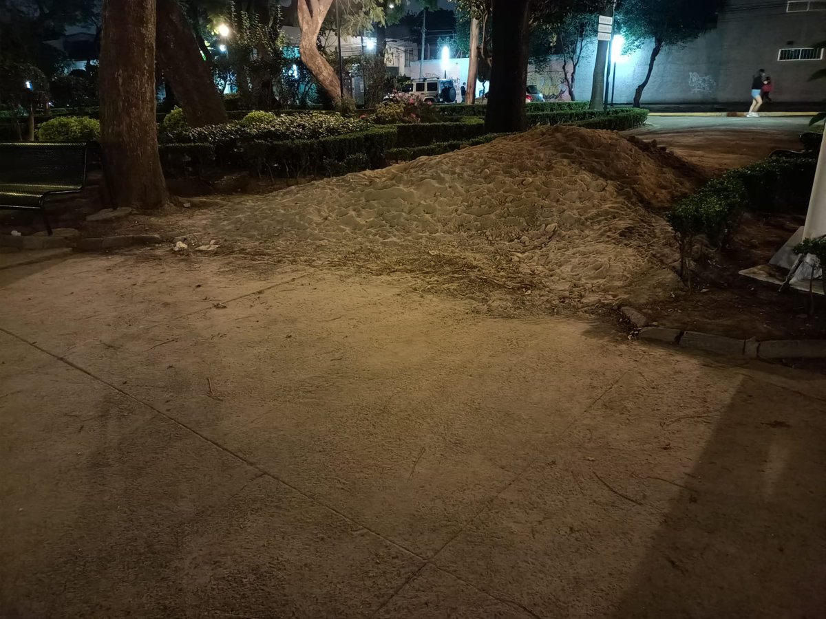 Elisair_'s tweet photo. @BJAlcaldia @AccionesBJ ¿Por qué la agresión para los usuarios del parque Miguel Alemán en la Col. Postal? primero fue la ausencia de luz, ahora dejaron un montón de tierra y arena que está causando problemas de salud por todo el polvo que se levanta + orines y heces d perros. https://t.co/bwiCHDxZ1c