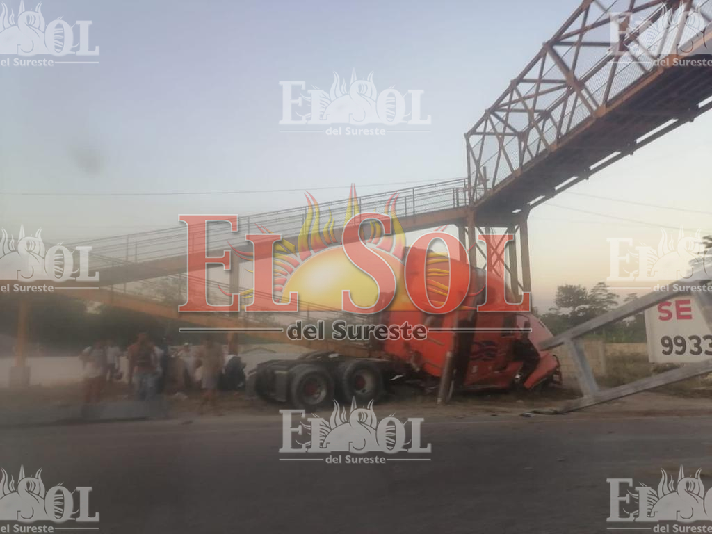 DiarioPresente's tweet photo. #AlertaVial🚧 Tráfico pesado en la carretera federal #Villahermosa - #Cárdenas antes de llegar al puente La Isla. Un #tráiler colisionó contra una estructura de metal, arriban autoridades y una ambulancia del #SEUT, reportan una persona herida.
Vía: El @SolDelSureste https://t.co/FWwiLQZVsn