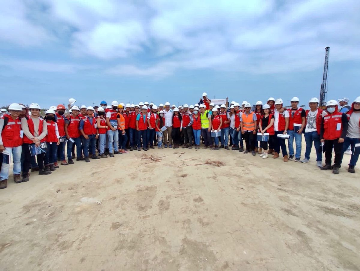 her_salcedo's tweet photo. #EnTerritorio👷‍♂️Hoy junto a los estudiantes de la carrera Ingeniería de la Uleam Ecuador, recorrimos la construcción del #MegaParque para Manta💪🏻

Es importante que nuestros futuros profesionales en carreras técnicas conozcan el #PDYOT y fortalezcan sus conocimientos. https://t.co/42nPECdWQR
