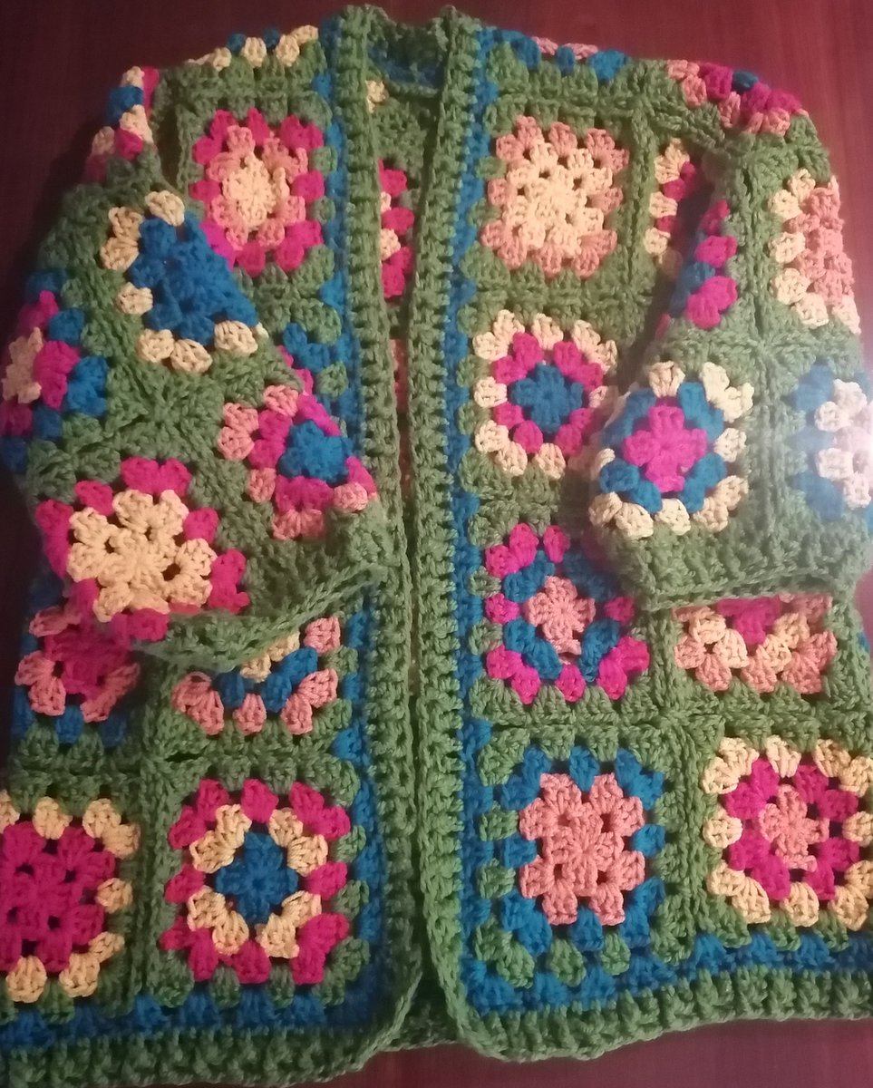 ClaHersqueda's tweet photo. Les quiero contar que una vecina teje suéteres hermosos. Tú le dices qué color te gusta y te propone diseños super bonitos. La pueden encontrar los domingos en el tianguis de Sullivan✨🧶 Obvis ya pedí el mío 💚 https://t.co/uXWXjfuYHs