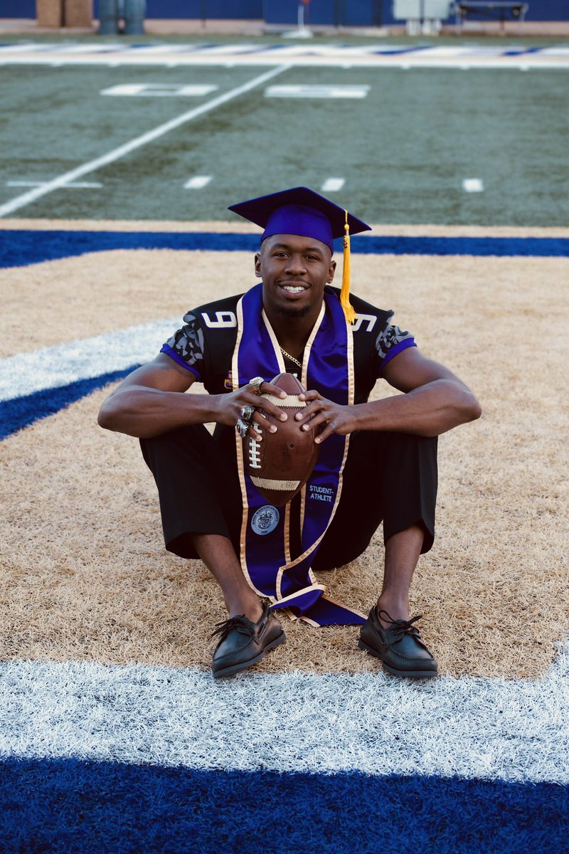 1rlbjr_'s tweet photo. @mom1st99 Always told her I was gone do it 🎓🖤 https://t.co/0YviOflAmX