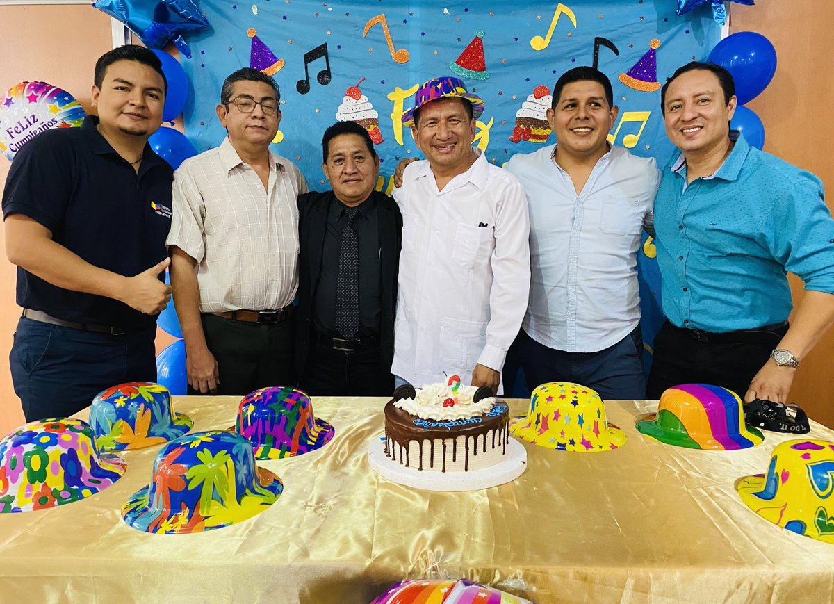Elvia_Penaranda's tweet photo. Compañeros PEDROCARBINOS ❤️ #job #EscPedroCarbo❤️ #Diciembre2022 #TrabajoEnEquipo #amigos #JuntosLoHacemosPosible #lavidaesuna #compartirconalegria https://t.co/1Motri8XQg