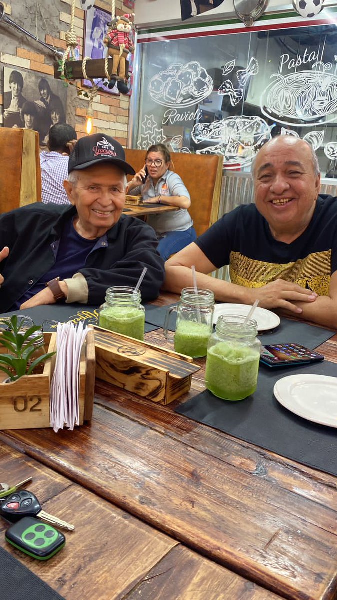 maderarobles's tweet photo. Aqui con mi primo Orlando Salazar.Hoy compartimos un almuerzo en familia, grata compañía de nuestros nietos Rafael y Angelo,todos bajo la supervisión y compañía de Morelia de Salazar ex primera dama del Municipio Piar.@incayoca @tutoPasta puerto Ordaz.Upata y café Yocoima.Saludos https://t.co/0Vgss7onPV
