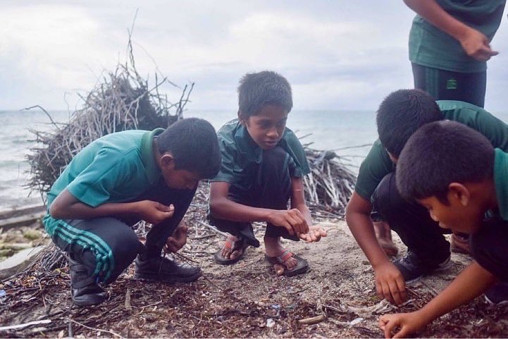 To raise awareness on plastic pollution,
students of K. Dhiffushi School participated in a nurdle-hunt activity on the beach and collected micro-plastics of approximately 5mm. #greatglobalnurdlehunt #plasticpollution #microplastic 
 
📷 @Battinishan
