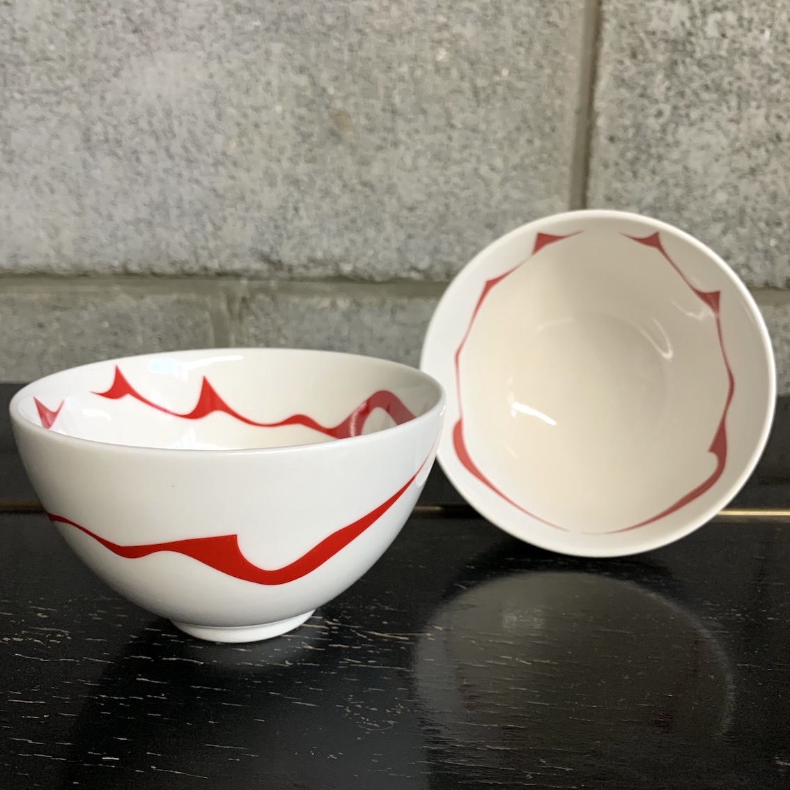 taro_kinenkan's tweet photo. 本日の #TAROグッズ は新年に向けておすすめな「茶碗 太陽の塔 稲妻」をご紹介⚡️
直径約11cm・高さ6.6cmの手に馴染むフォルムに美しく走る《太陽の塔》の稲妻ラインが素敵です！
スープボウルにしたり、花器としても使えちゃいます！
用途多様なお茶碗と一緒に、良いお年をお迎えしましょう♪ https://t.co/VzUAAWFbFz
