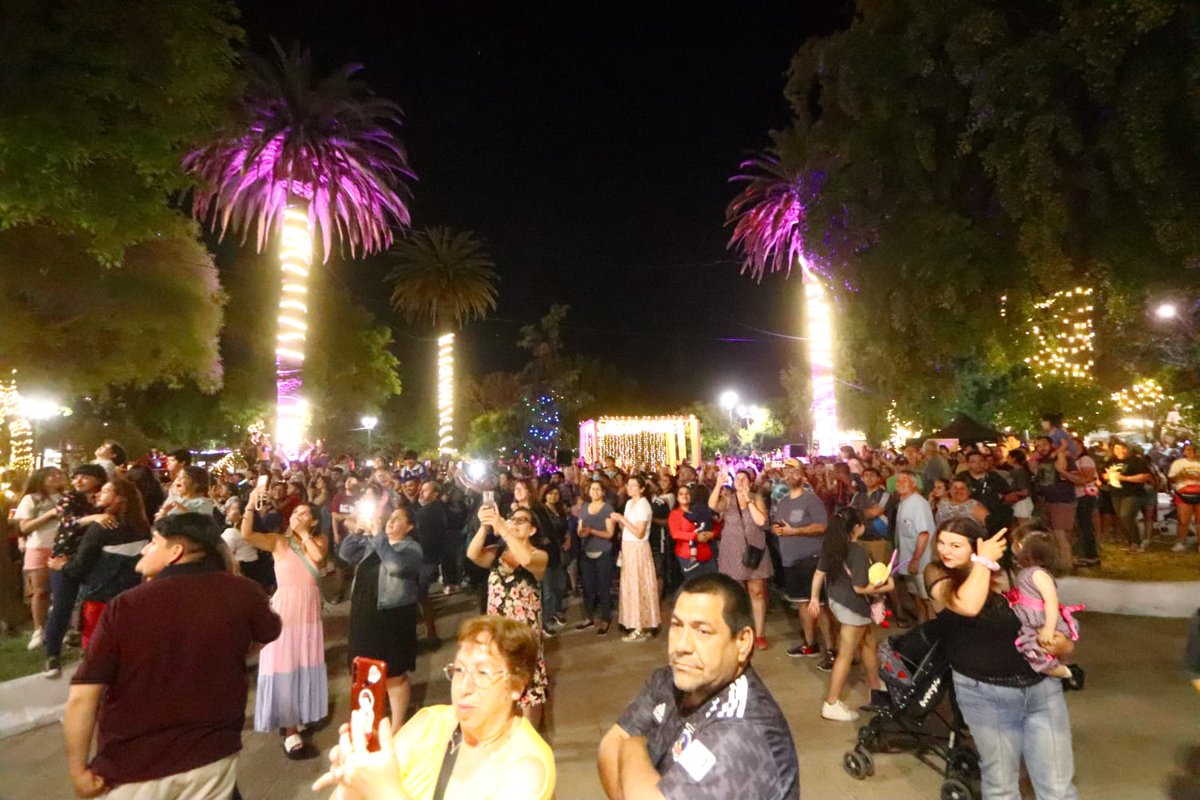 MuniPenaflor's tweet photo. 🎄¡Navidad iluminada en Peñaflor!
Esta noche la magia de la #Navidad llegó a la comuna😍. Encendimos nuestro #Pesebre, #FrontisMunicipal y los árboles de la Plaza d Peñaflor.
Hermoso espectáculo para toda la familia que también tendrá cabida en #Malloco y Parque #ElTtapiche. https://t.co/F2LSAVxs1s
