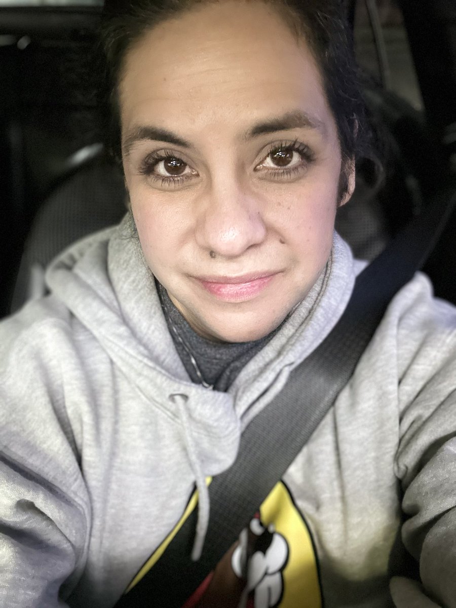 StephV617's tweet photo. #MondayMadness…thanks to the man who waved me in front of him at the store just now saying that I was pretty and could check out before him! #Messymom looks for the win today 😂😂 https://t.co/6mbvP9S4Bc