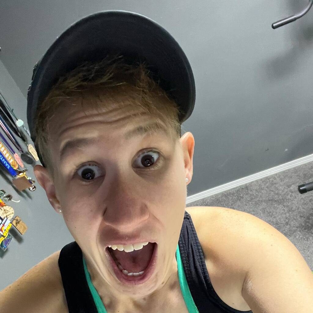 thismonkeyruns's tweet photo. Hello treadmill my old friend. Due to darkness we meet again…
.
(But really it’s the wind and ice) 🥶❄️
.
.
#treadmill #treadmillrunning #treadmillworkout #gottorun #run #running #runner #runnerlife #runningmakesmehappy #vfuelathlete #soshydration #runninglife #runninglifesty… https://t.co/6G4tJLIvtb