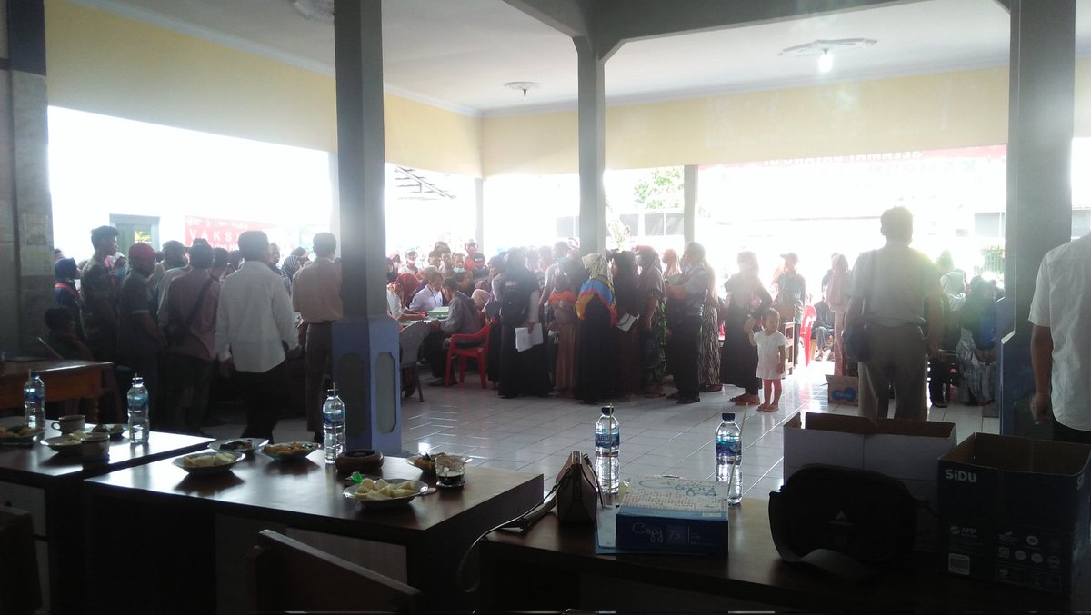 Pembagian sertifikat tanah dri BPN program PTSL di Desa cibuyur kec warungpring sejumlah 1895 sertifikat...13-12-2022 di Balai Desa Cibuyur