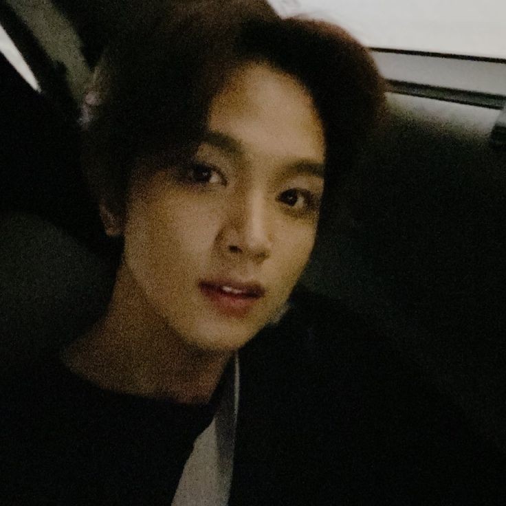 mochilatto's tweet photo. haechan with rubicon in daily kalo lg nongki sm temen² nya tapi kalo ngedate sama mbak pacar lebih suka pake range rover putih. dia suka begayaan nyetir pake satu tangan, setiap di jalan ada aja jokes nya yg bikin mbak pacar ketawa, plus suka usap-usap tangan mbak pacar. 👍 https://t.co/tyScbNs0wb