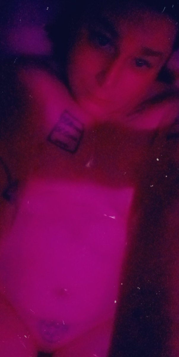ChloeKat6's tweet photo. bath time https://t.co/LYVZBVvyCc