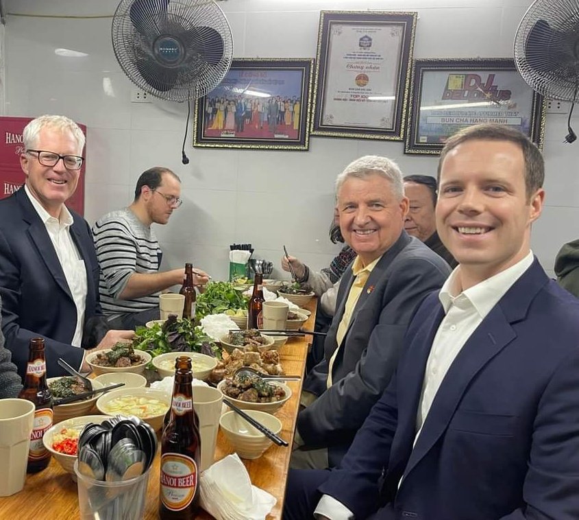 DzLe77's tweet photo. Christopher C. Miller, former US Acting #SecretaryofDefense, former Director of US National #CounterTerrorismCenter
visits Ha Noi, #VietNam for the 1st Int'l Exhibition of Defense Industry Dec 8-10.
Enjoy #BunCha and #HanoiBeer (like President Obama) after work is a must. https://t.co/d3zjXsOLtR