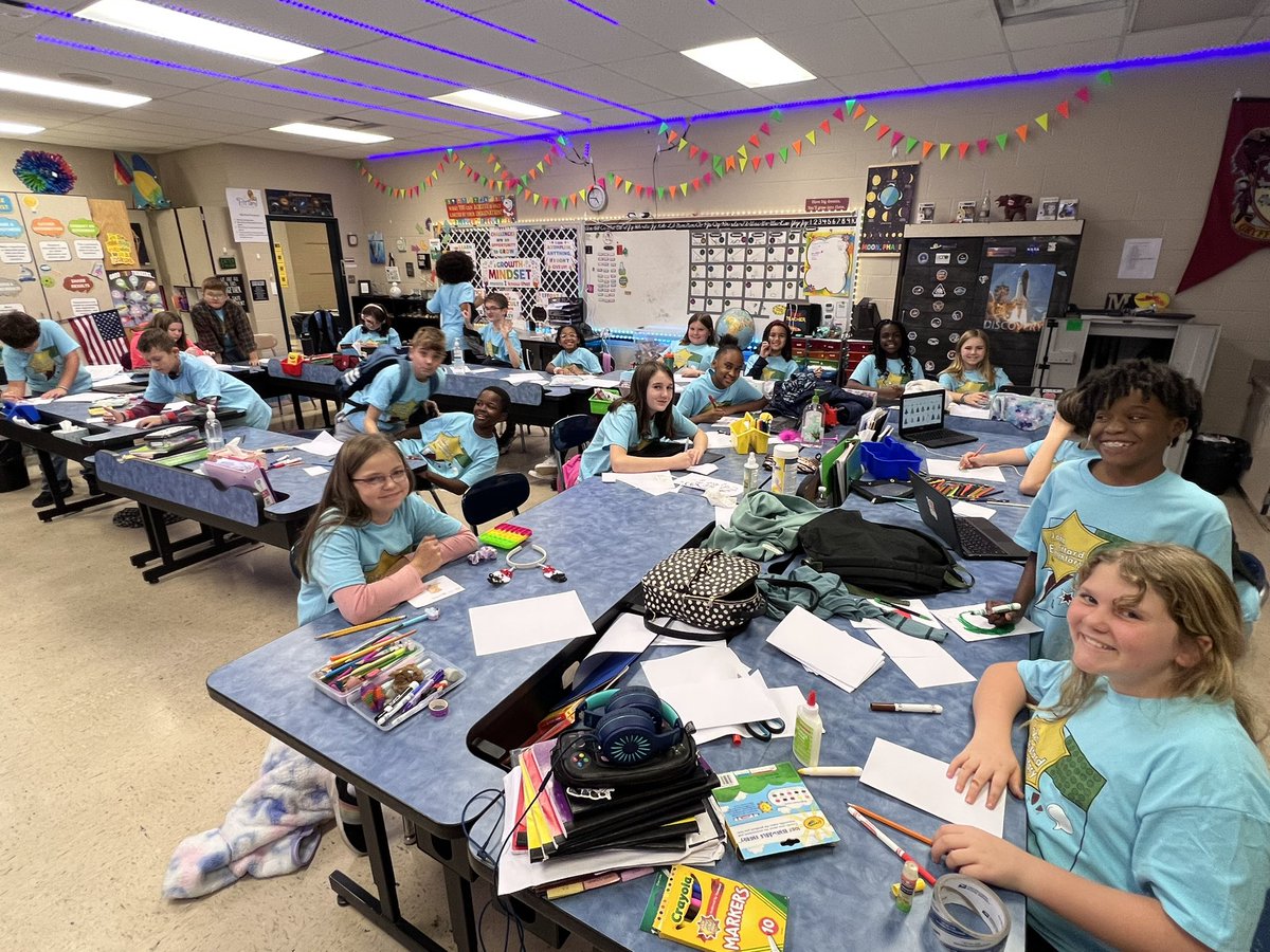 PittardPride's tweet photo. John Pittard Beta Club making holiday cards for the nursing home. π¦#mcscommunicates #johnpittardbetaclub https://t.co/gwq8qOxorj