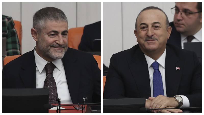 t24comtr's tweet photo. Bakan Çavuşoğlu: Bütçemiz bittiği zaman Maliye Bakanı’mıza gidiyoruz, gözlerine bakıyoruz; gözlerinde ışıltı varsa talebimizi iletiyoruz
https://t.co/hFxyUqjX7W https://t.co/GgsMnBAPns