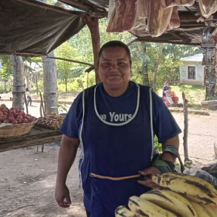 GranadaMefcca's tweet photo. #MEFCCAGranada brinda Acompañamiento a Eveling Muñoz, quien es  protagonista del programa de microcreditos para pequeños negocios en el campo.

Ella se dedica a la comercialización de frutas y verduras en su comunidad.

#pueblopresidente
#puebloalcalde https://t.co/E2YDVrJtxu