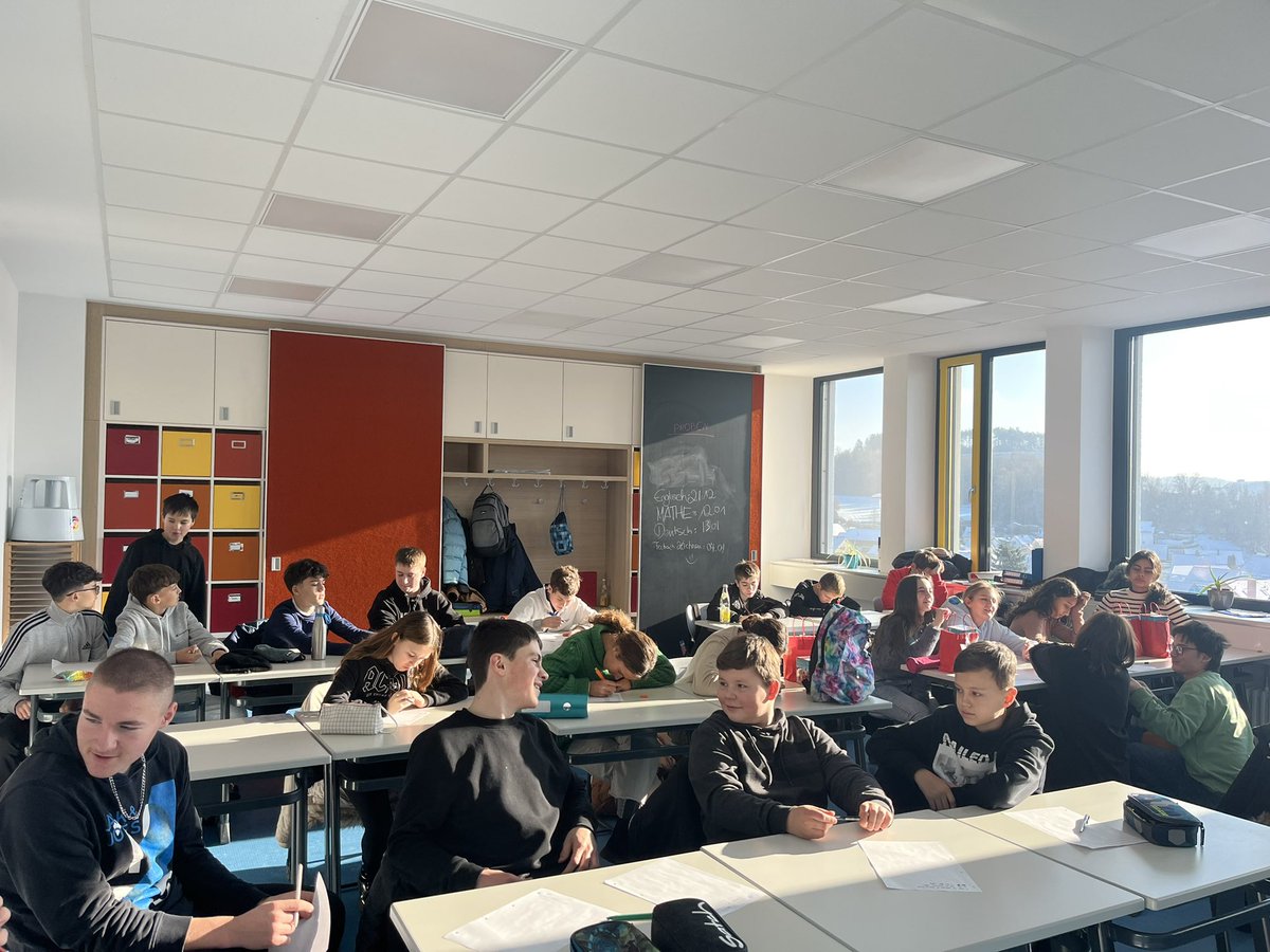 Nellysmdlv's tweet photo. Day 5. Primer día en el colegio de Lauterhofen. Ceremonia de bienvenida, tour por el colegio y Workshop “Feed Birds” #La2La @NazaretArrecife @ErasmusSMDV @OPEECanarias @sepiegob #opportunities #reconsiderar #momentum https://t.co/JYtdTbhfo1