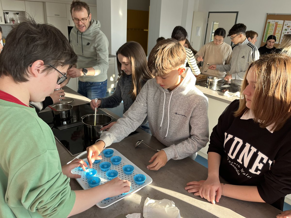 Nellysmdlv's tweet photo. Day 5. Primer día en el colegio de Lauterhofen. Ceremonia de bienvenida, tour por el colegio y Workshop “Feed Birds” #La2La @NazaretArrecife @ErasmusSMDV @OPEECanarias @sepiegob #opportunities #reconsiderar #momentum https://t.co/JYtdTbhfo1