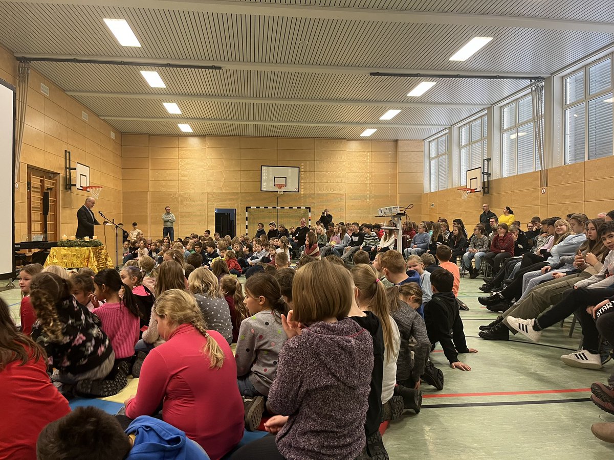 Nellysmdlv's tweet photo. Day 5. Primer día en el colegio de Lauterhofen. Ceremonia de bienvenida, tour por el colegio y Workshop “Feed Birds” #La2La @NazaretArrecife @ErasmusSMDV @OPEECanarias @sepiegob #opportunities #reconsiderar #momentum https://t.co/JYtdTbhfo1