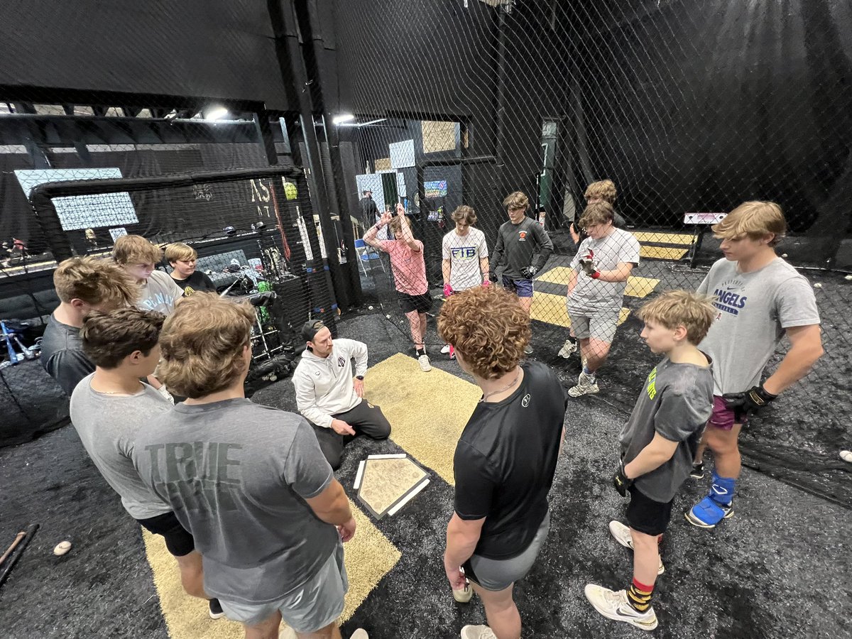 AscentAthlete_'s tweet photo. Ascent Athlete | Powered by @rapsodo 

New Hitting unit has debuted in the cages. Director of Hitting @coach___miller taking the opportunity to teach the boys. 

#TrainAbove #MeasureToMaster https://t.co/YSWfMzJul8