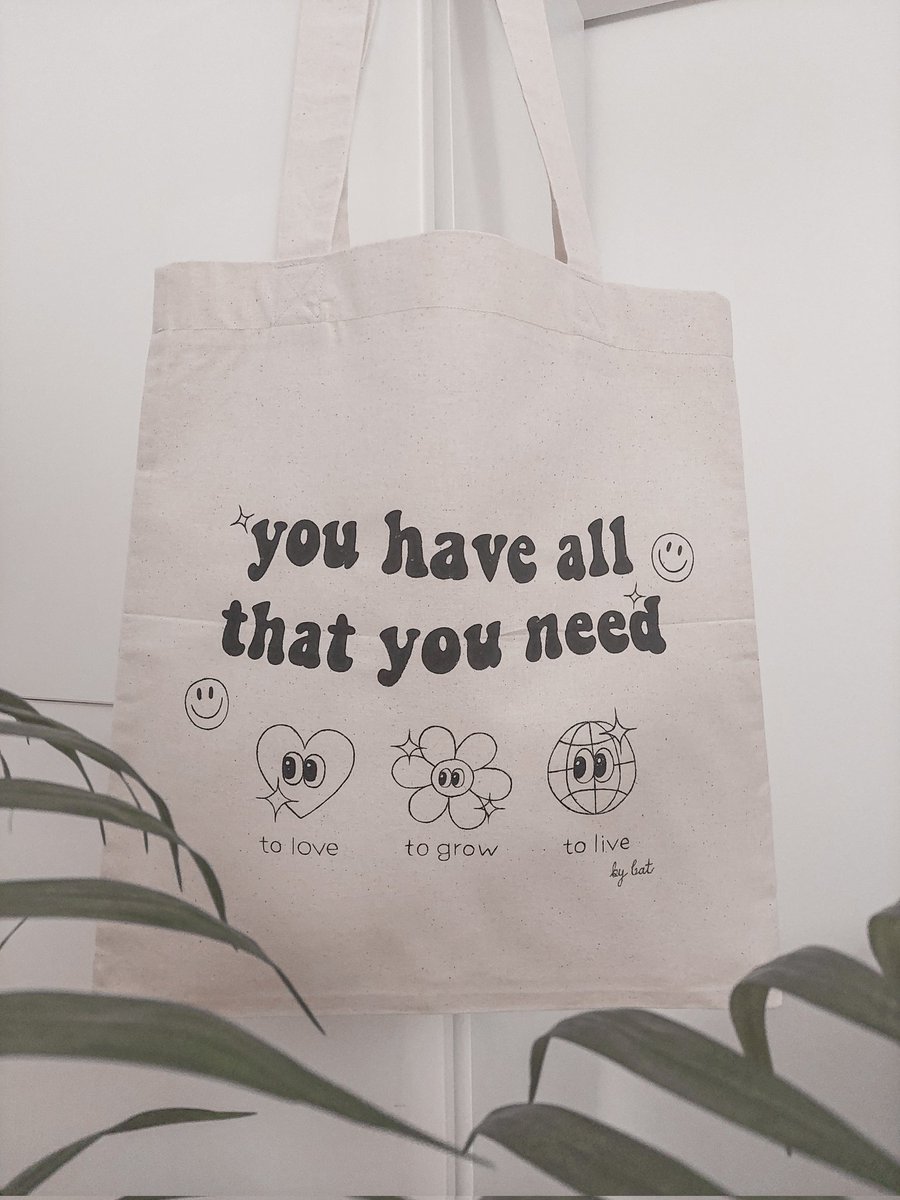 Se estiverem à procura de uma prendinha de natal original e diferente, eu faço tote bags personalizados! Sou eu q coso à mão e depois pinto o desenho q vocês quiserem! Ficam aqui alguns exemplos 🥰
Para encomendarem basta mandar 
mensagem!
Se puderem dar rtt fico muito feliz! ❤️