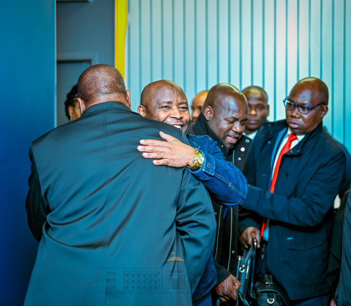 Le Président Evariste #Ndayishimiye, accompagné par SE <a href="/Burundi1stLady/">Angeline Ndayishimiye Ndayubaha</a>, est arrivé à Washington, aux USA, où il prendra part au #USAfricaLeadersSummit22 aux côtés de plusieurs dirigeants africains dont le Président F. Touadera de la Centrafrique, avec qui il a brièvement échangé.